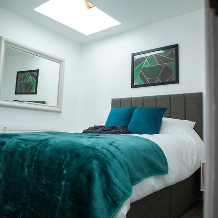Modern Townhouse Apartment With Free Parking And Wifi Стратфорд на Ейвън Екстериор снимка