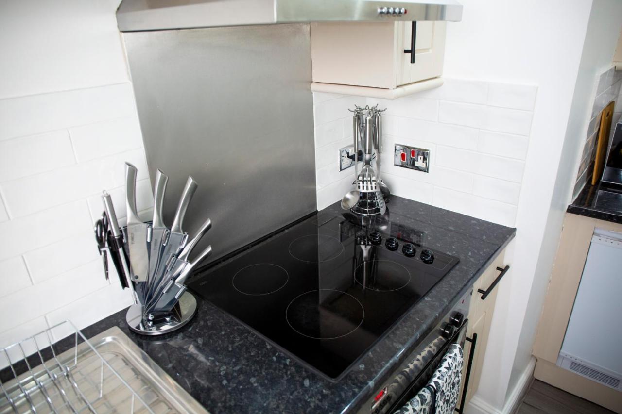 Modern Townhouse Apartment With Free Parking And Wifi Стратфорд на Ейвън Екстериор снимка