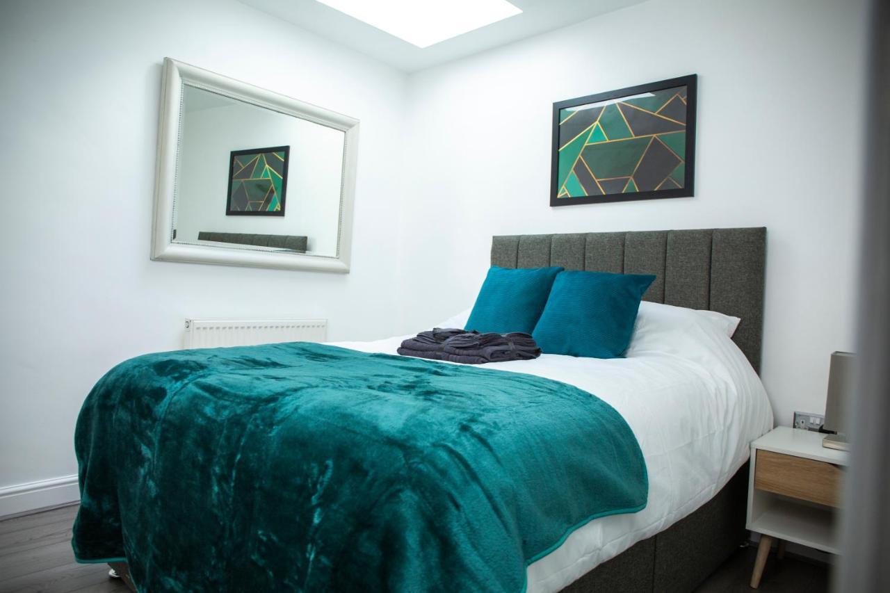 Modern Townhouse Apartment With Free Parking And Wifi Стратфорд на Ейвън Екстериор снимка