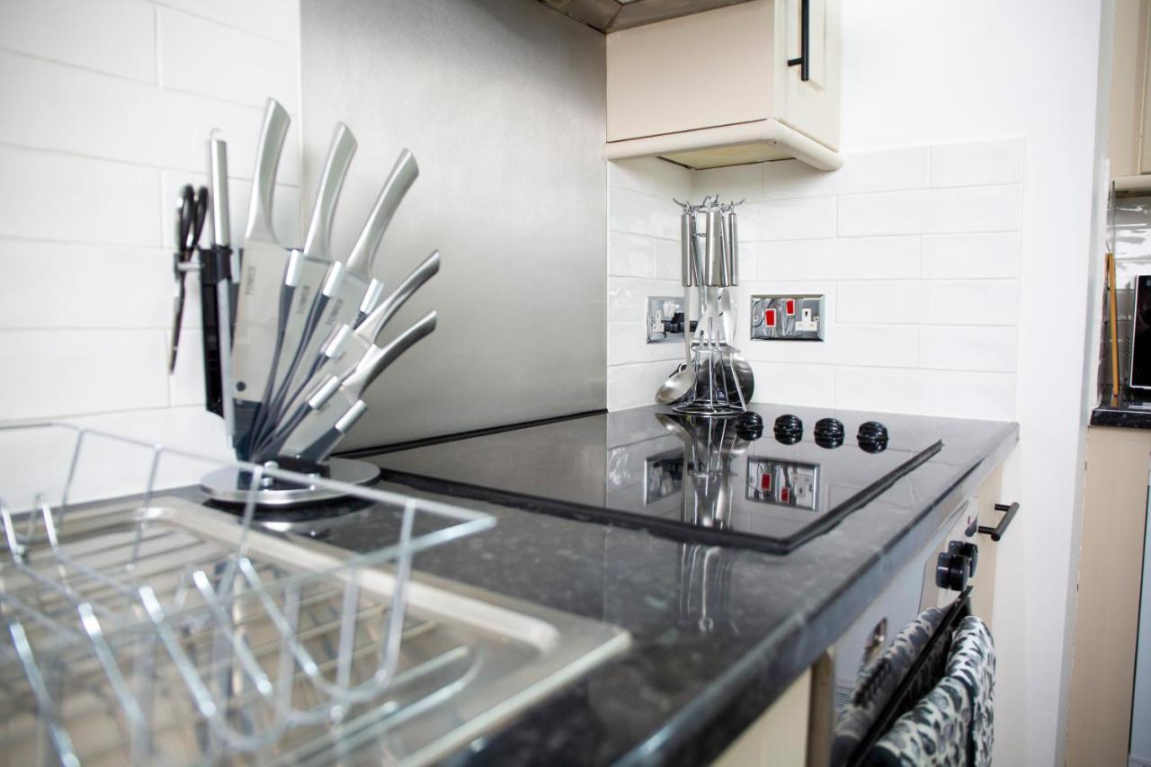 Modern Townhouse Apartment With Free Parking And Wifi Стратфорд на Ейвън Екстериор снимка