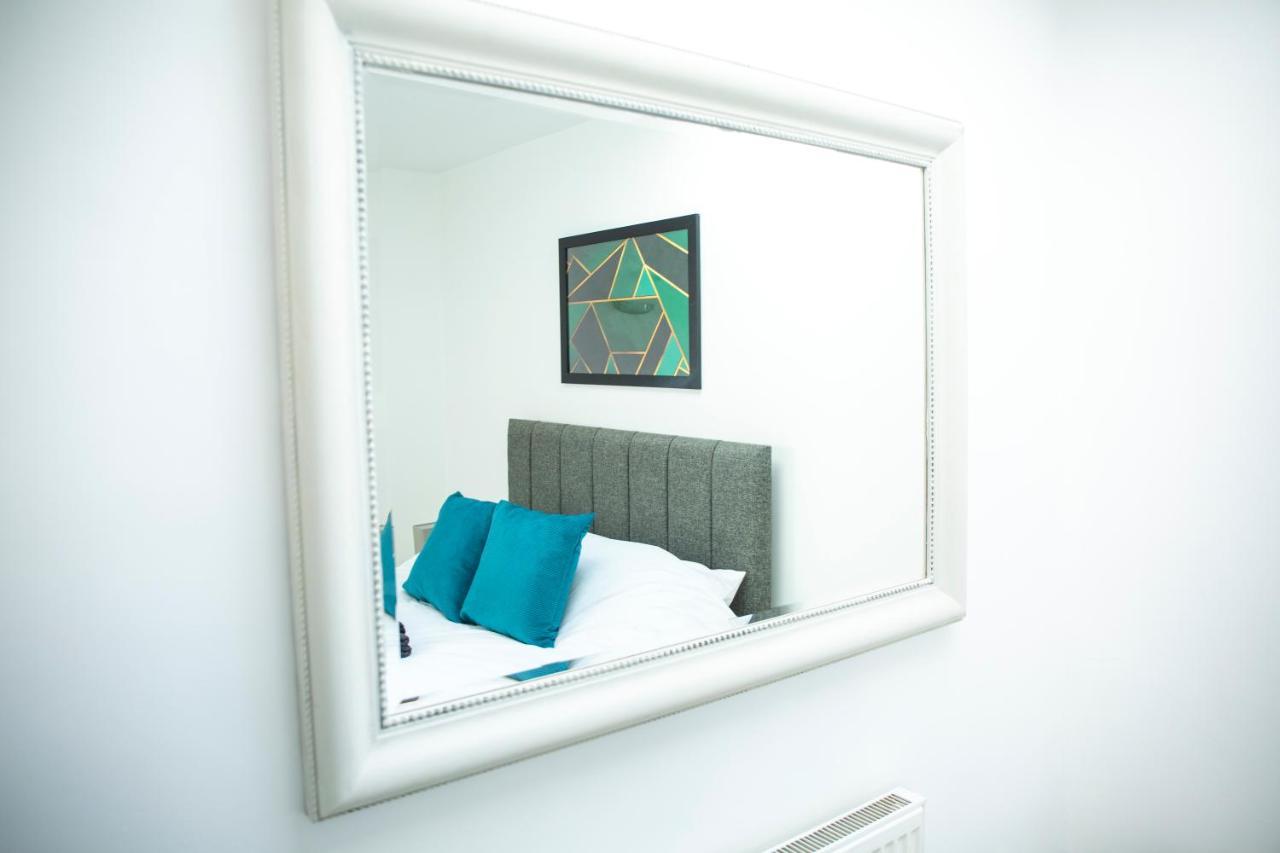 Modern Townhouse Apartment With Free Parking And Wifi Стратфорд на Ейвън Екстериор снимка