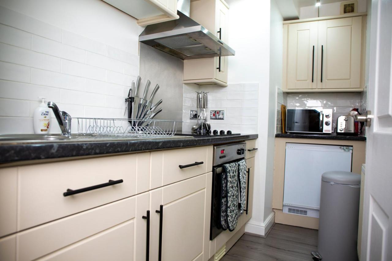 Modern Townhouse Apartment With Free Parking And Wifi Стратфорд на Ейвън Екстериор снимка