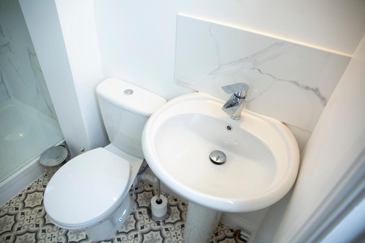 Modern Townhouse Apartment With Free Parking And Wifi Стратфорд на Ейвън Екстериор снимка