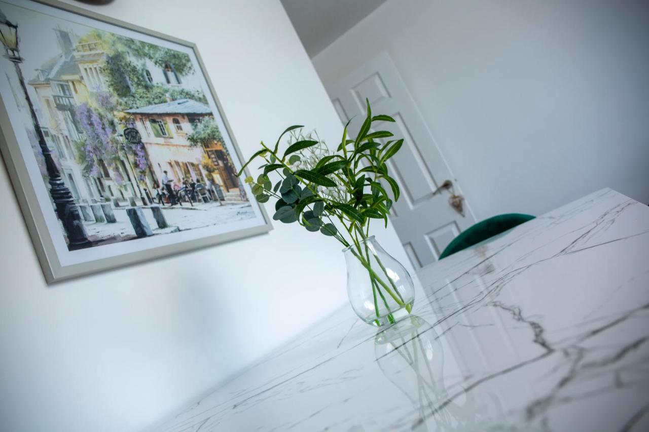 Modern Townhouse Apartment With Free Parking And Wifi Стратфорд на Ейвън Екстериор снимка