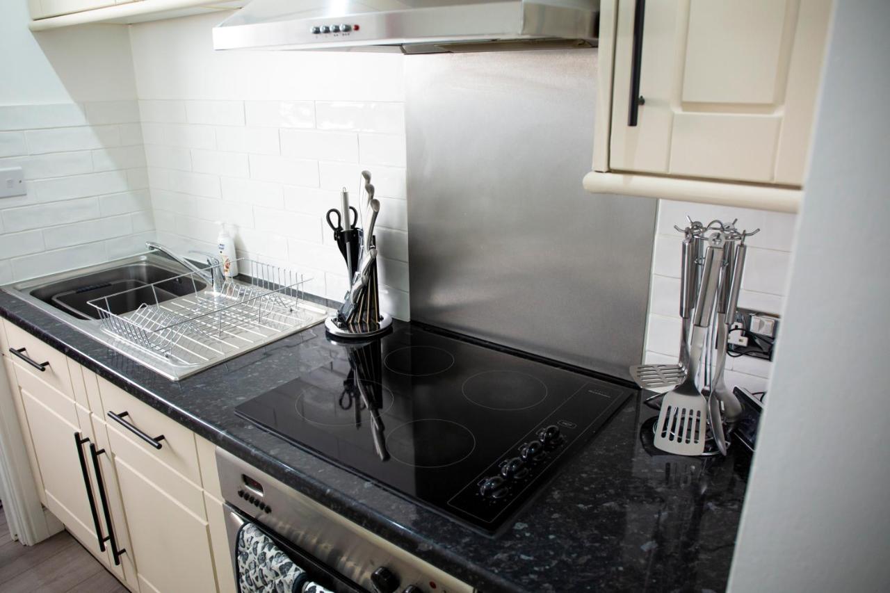 Modern Townhouse Apartment With Free Parking And Wifi Стратфорд на Ейвън Екстериор снимка