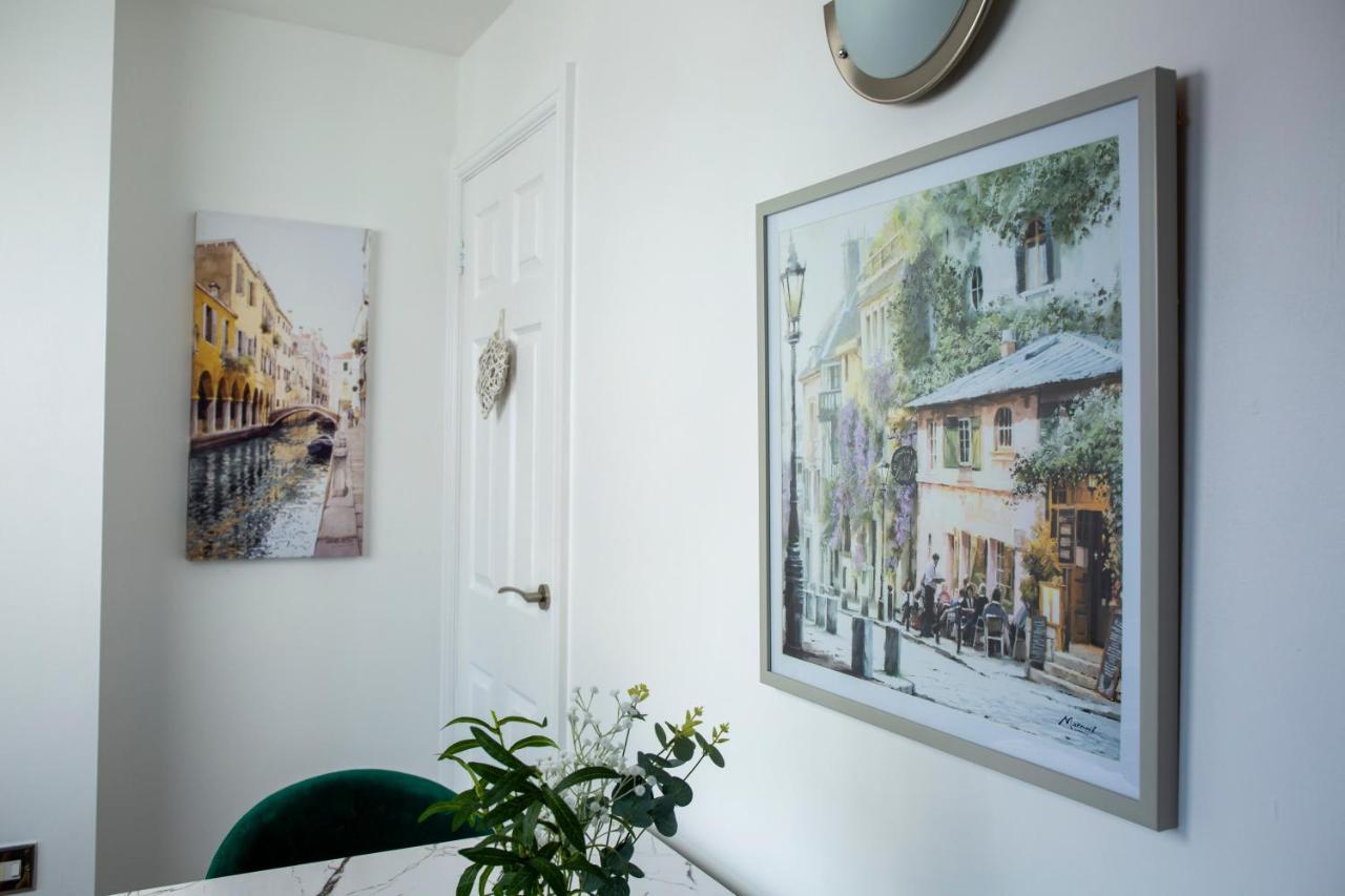 Modern Townhouse Apartment With Free Parking And Wifi Стратфорд на Ейвън Екстериор снимка