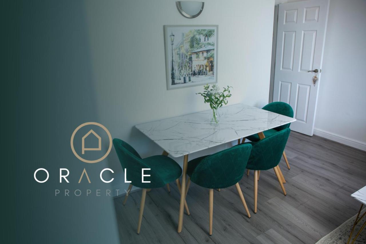 Modern Townhouse Apartment With Free Parking And Wifi Стратфорд на Ейвън Екстериор снимка